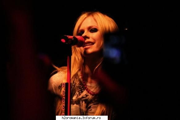 Avril Lavigne - raluca - Artisti Preferati