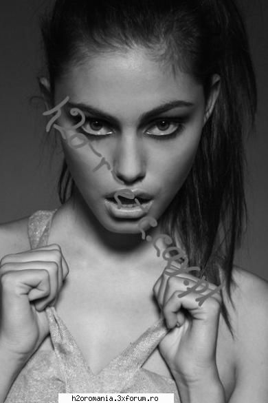 Galerie Foto (16) - Phoebe Tonkin/Cleo Sertori